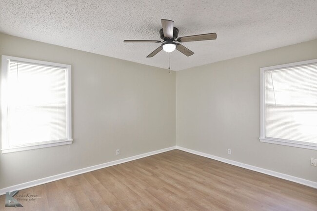 Building Photo - 3 bedroom FULL RENOVATED in 2023! ALL APPLIANCES provided!