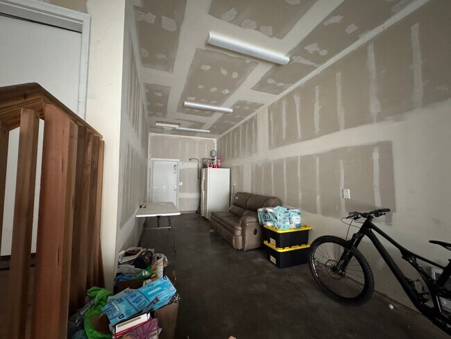 Building Photo - 6 Bed 5 Bath House Newer Updated Near Happy Valley, Fairhaven, WWU