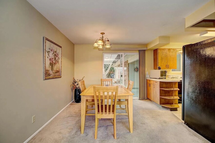 Building Photo - 3411 W Hillcrest Dr