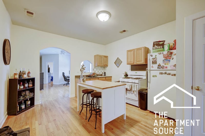 Building Photo - 882 N Marshfield Ave