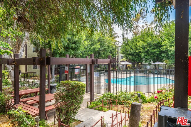 Building Photo - 5870 Benner St