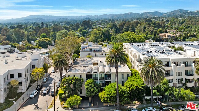 Building Photo - 11789 Montana Ave