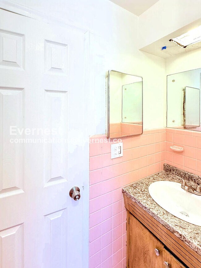 Building Photo - 15601 Schoolcraft Rd