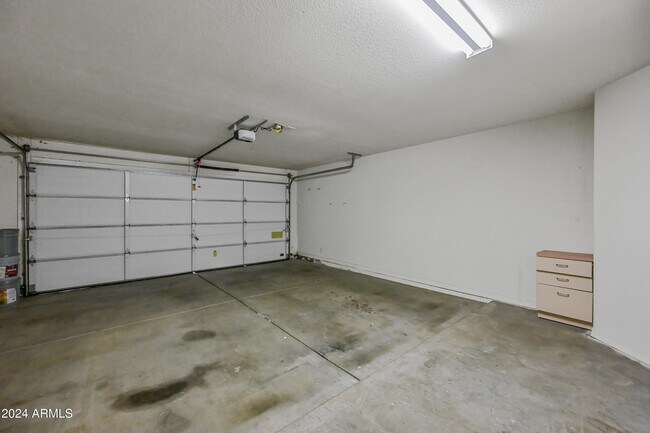 Building Photo - 2031 W Tracy Ln