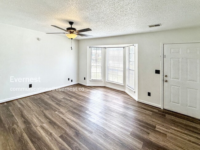 Building Photo - 2227 Cheshire Dr