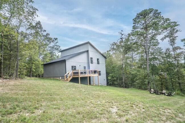 Building Photo - 4 Fleetwood Cir
