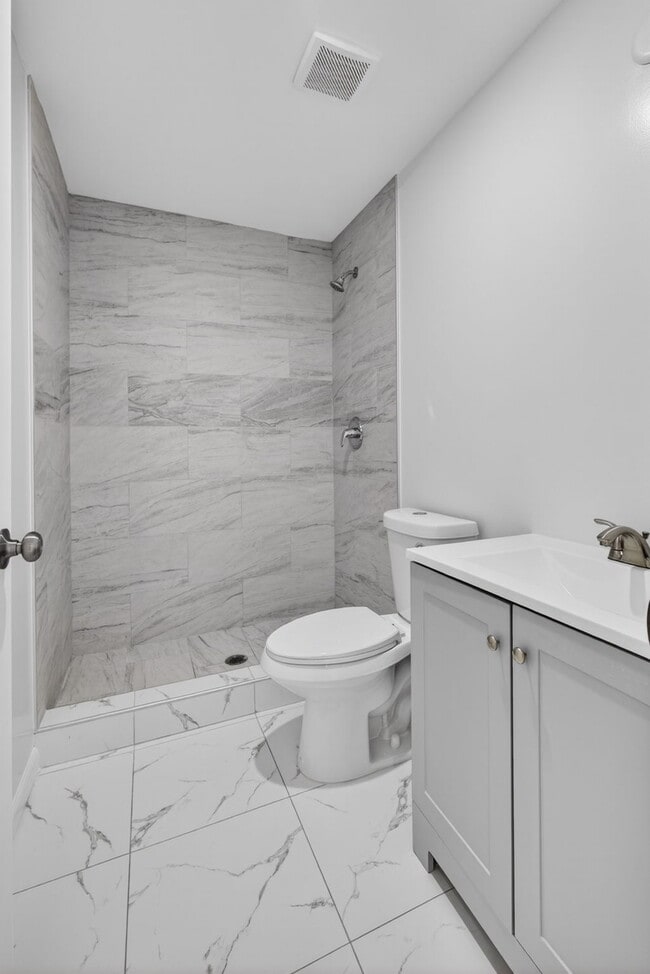 Building Photo - "Spacious 4-Bedroom Oasis with 2 Full Baths in Beautiful Riviera Beach! | Section 8 Welcomed"