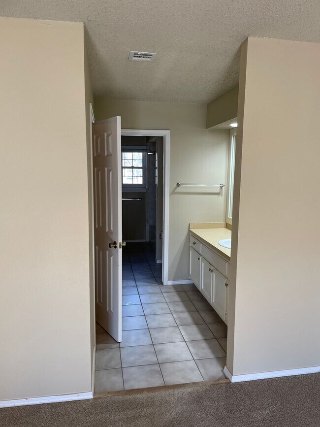 Building Photo - Darling 1 Bed, 1.5 Bath Townhouse with sma...