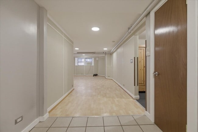 Building Photo - 6645 N Greenview Ave