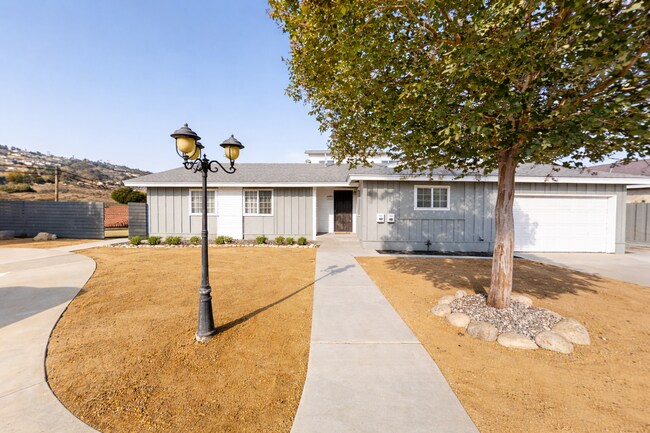 Building Photo - Newly Remodeled 4BD/2BA