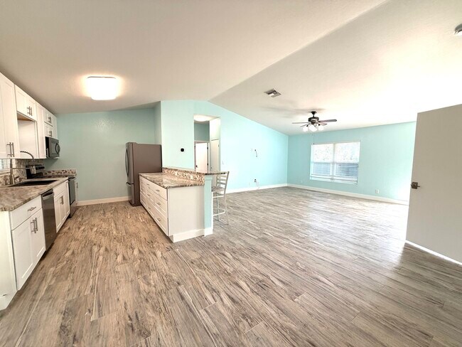 Building Photo - 15859 68th Ct N