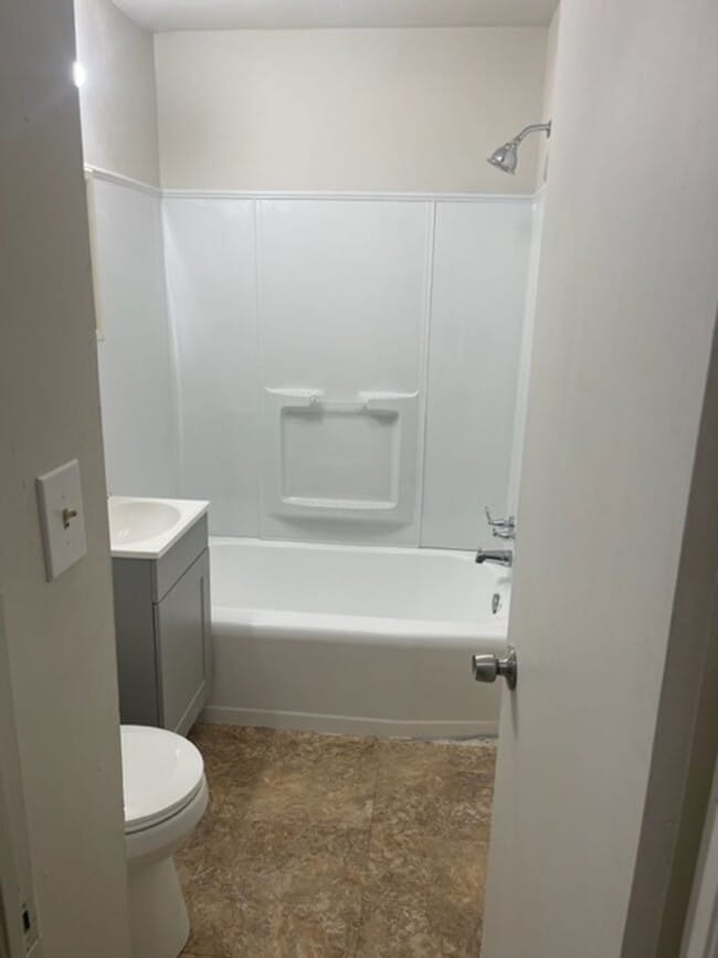 Building Photo - 3 bed, 1 bath in Tulsa!