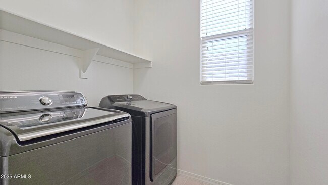 Building Photo - 1006 S 202nd Ln