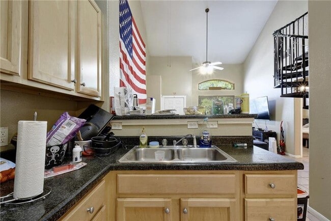 Building Photo - West Campus Condo Under $1000/Bedroom Walk...