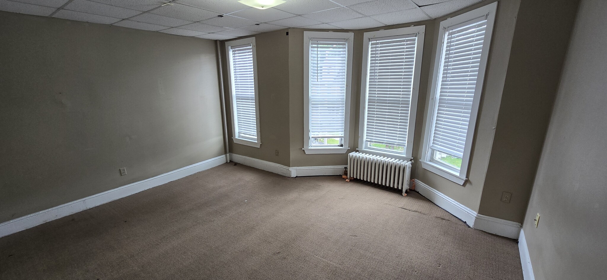 Large Bedrooms - 425 Taylor Ave
