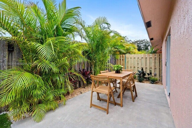 Building Photo - 817 Tequesta St