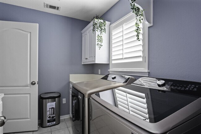 Building Photo - "Spacious 4-Bedroom Home with 3 Full Baths...