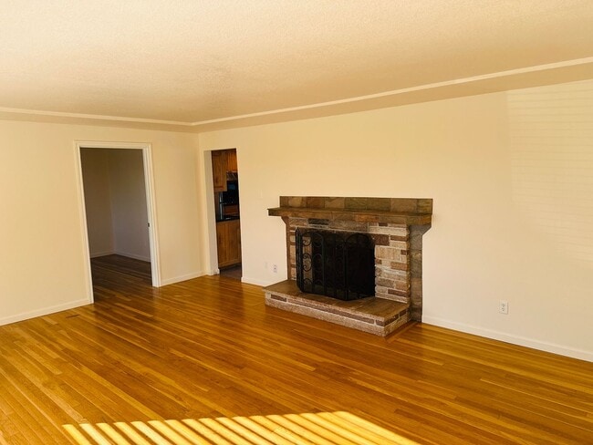 Building Photo - Vintage Remodel