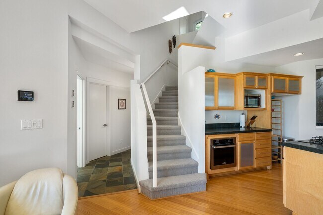 Building Photo - Sleek, spacious 3-bdrm/2.5-bath contemporary in SW Hills. Office, wine cellar, views, near Washin...