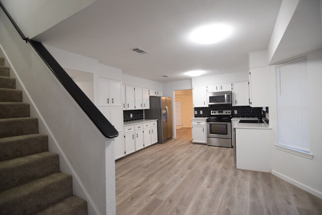 Building Photo - 820 Cedar Ridge Dr