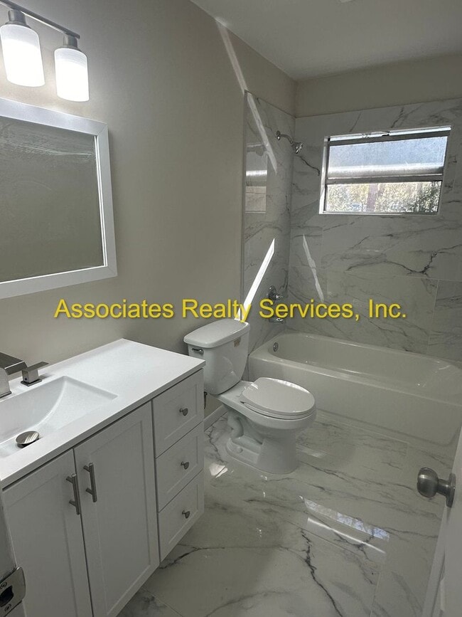 Building Photo - Remodeled 4BD/2BA Home with Den in Northwood!