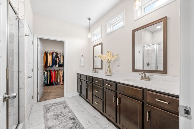 Building Photo - 525 Bloomington Trce