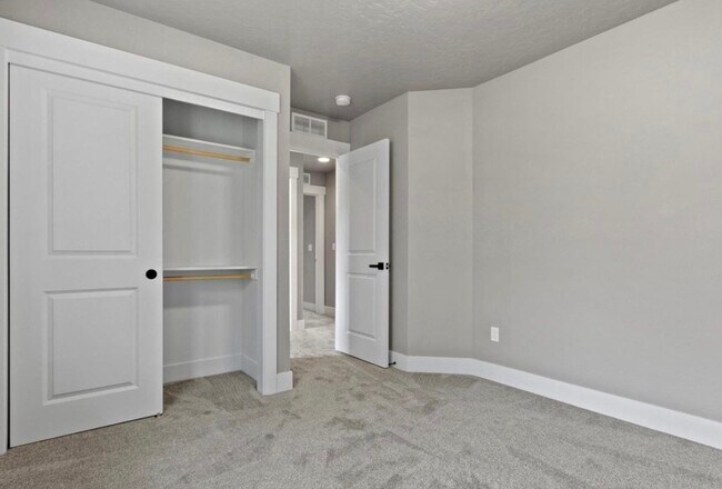 Building Photo - 465 S 3rd E St