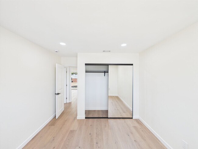 Building Photo - Modern Luxury 3x2 home in the Heart of Vista