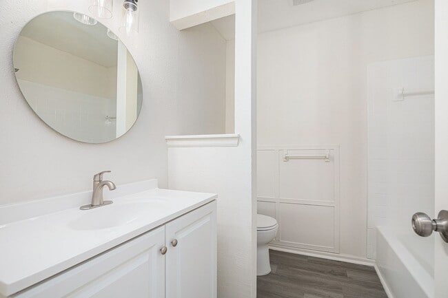 Building Photo - Beautiful 2-bedroom in the heart of Raymore!