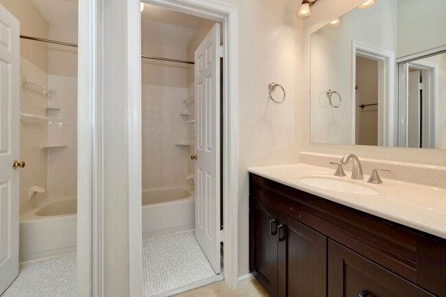 Building Photo - 3 Bed 2.5 Bath - Gaithersburg Townhouse - Finished Basement