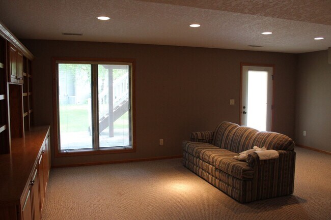 Building Photo - AVAILABLE JULY 2026!!! Incredible 3 bedroom, 2-1/2 bath duplex style condominium on Iowa City Eas...