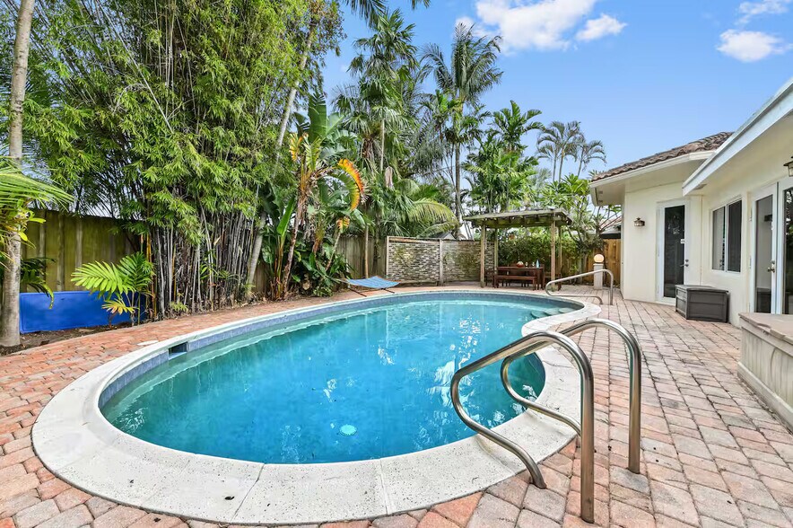 Building Photo - 2101 NE 25th St