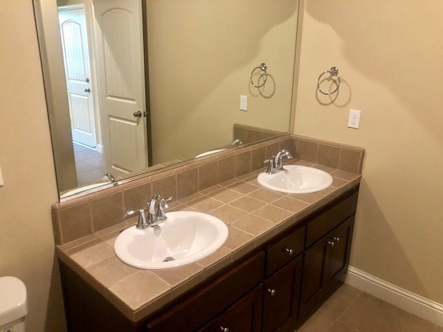 Building Photo - Large 4 Bedroom/2 Bath Home with Solar in Gossamer Grove - $2595 Per Month!