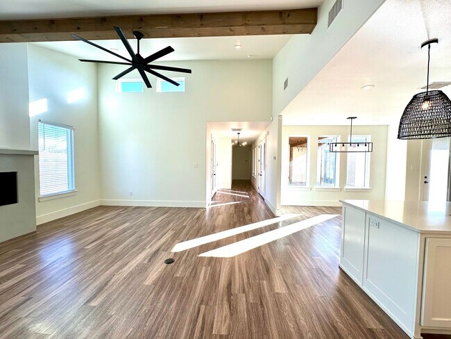 Building Photo - Beautiful 3 Bed/2 Bath Available!