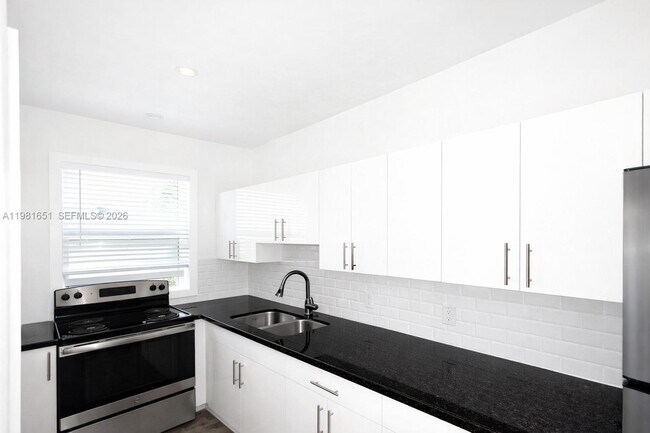 Building Photo - 317 W 28th St