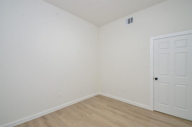 Building Photo - 405 Clearwater St