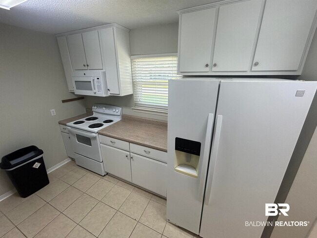 Building Photo - 9474 Villas Dr