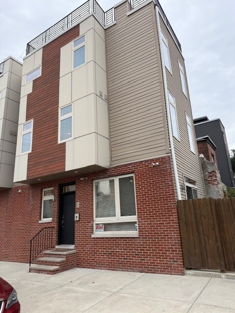 Building Photo - 2256 Dickinson St