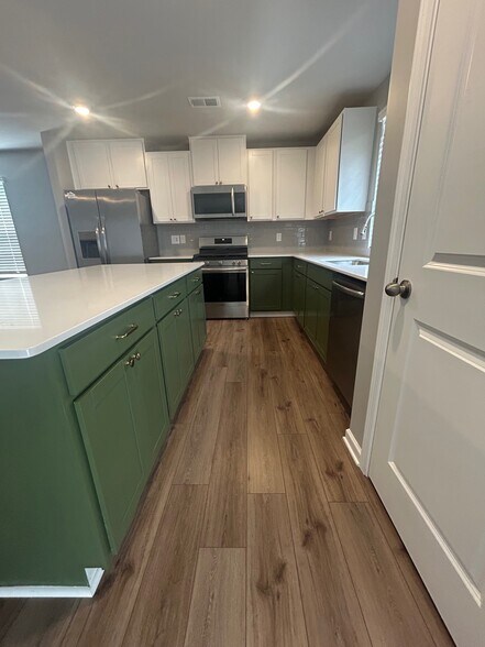 04_Kitchen - 1202 Old Fort Dr