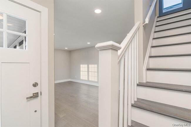 Building Photo - 970 Village Ln