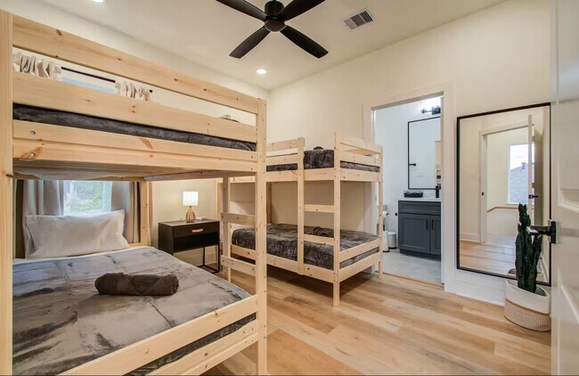 Building Photo - 3311 Daphne St