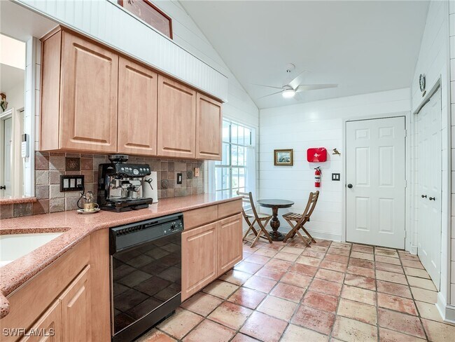 Building Photo - 15004 Cloverdale Dr