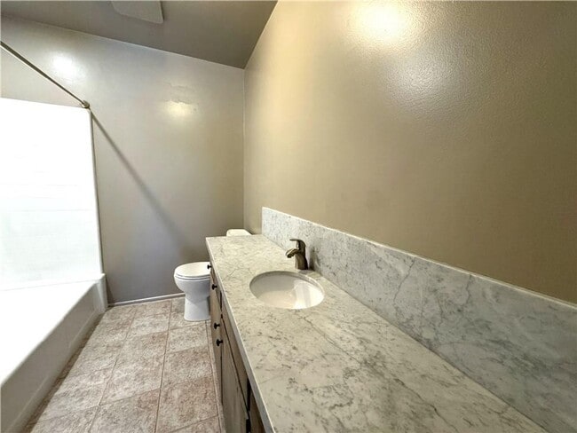 Building Photo - Beautiful 4 bedroom, 2 bathroom house with...
