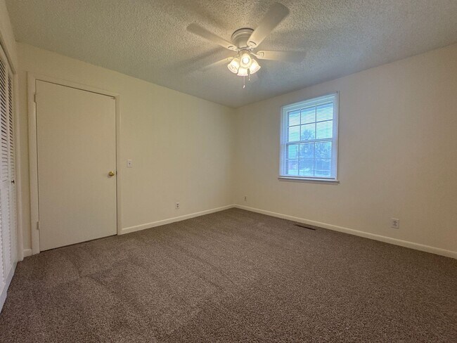 Building Photo - Charming 2-Bedroom Brick Duplex with Spacious Yard in Lebanon