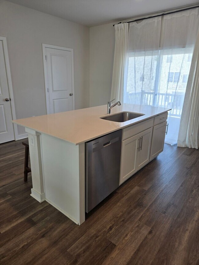 Building Photo - Beautiful Townhome in La Plata