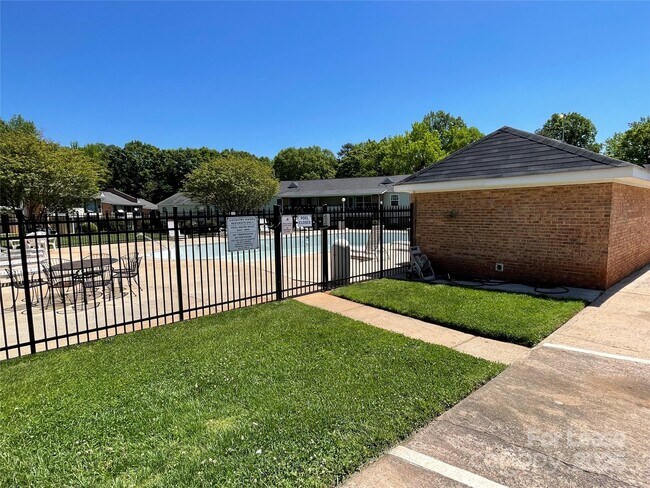 Building Photo - 4605 Coronado Dr