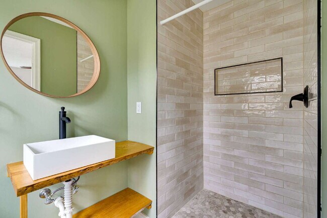 Building Photo - Chapel Hill Retreat: Spacious 4-Bedroom with Fenced-in Backyard