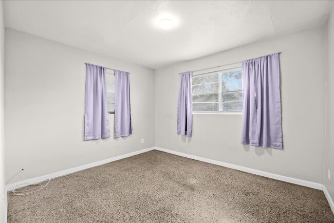 Building Photo - 2 Bedroom 1 Bath Duplex