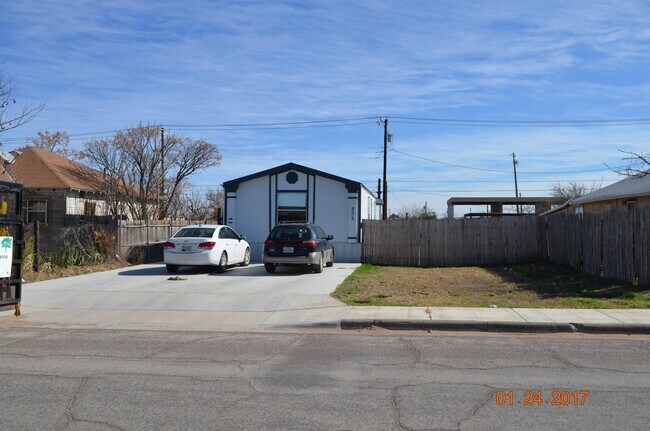 Building Photo - 805 S Weatherford St