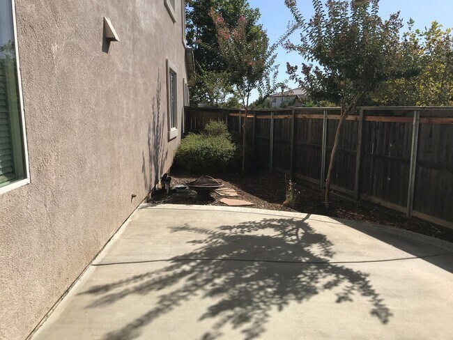 Building Photo - Beautiful Plumas Lake Home